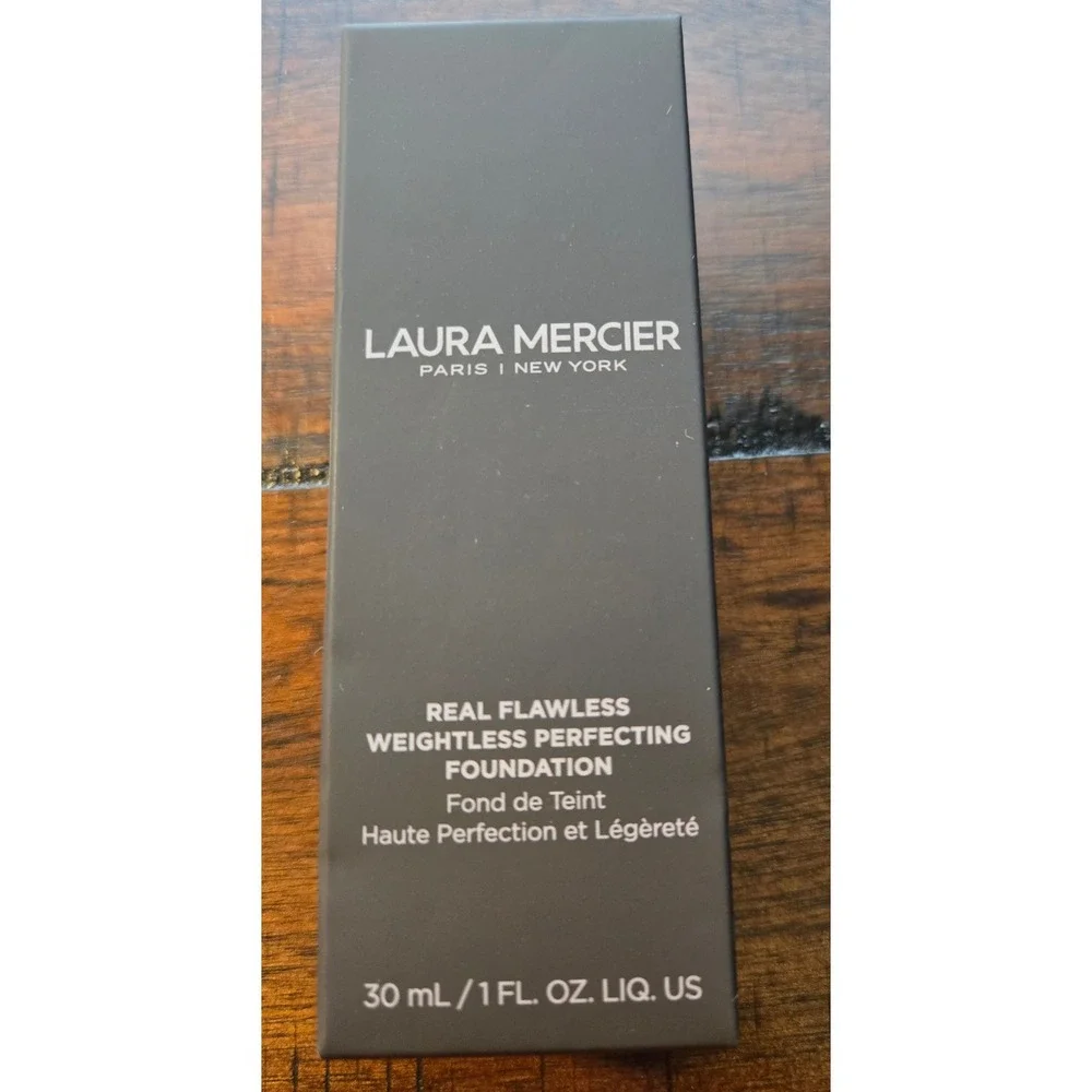Laura Mercier Real Flawless Weightless Perfecting Foundation 2W1‎ Macadamia 1oz